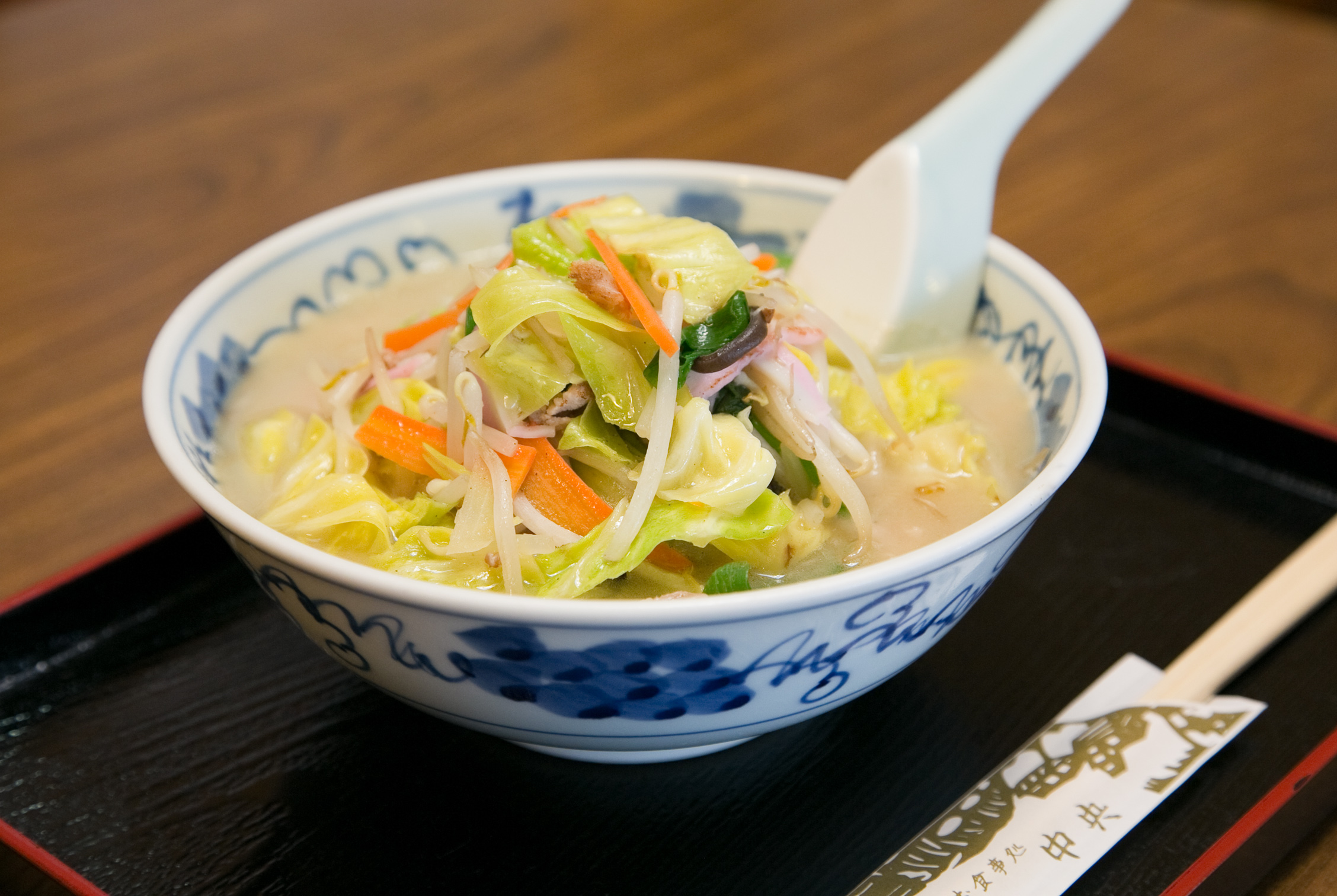 昭和3年の創業以来、祖母が創ったちゃんぽんの味を守り続けて80数年・・・特製のスープ(豚骨ベース)が決め手